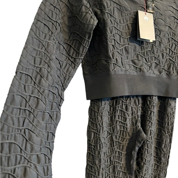 HIIT 2-Piece Small Charcoal Sexy Textured Body Hugging Set Butt Seam Thumb Holes - Picture 4 of 13